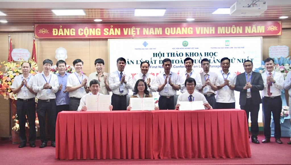 Học viện Nông nghiệp Việt Nam cùng Đại học Nông Lâm Huế và Đại học Cần Thơ ký kết biên bản hợp tác trong thời gian tới