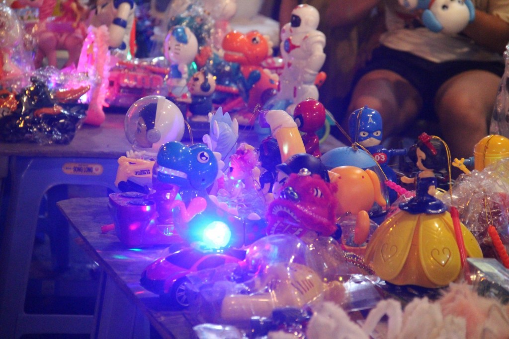  Nhiều mặt hàng đồ chơi hiện đại được bày bán phục vụ nhu cầu của thị trường