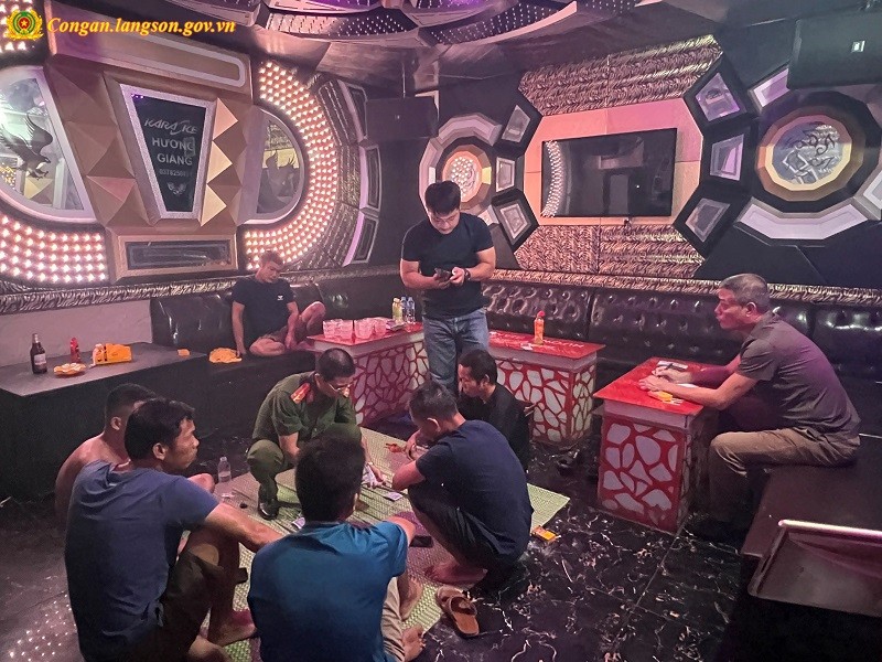 Lực lượng Công an phát hiện, bắt quả tang nhóm đối tượng đánh bạc tại quán Karaoke Hưng Hường