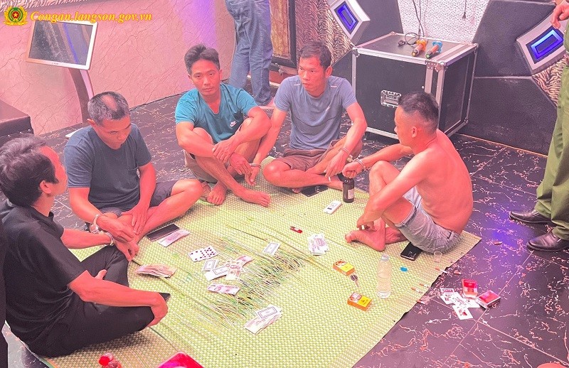 Hiện trường nhóm đối tượng đánh bạc tại quán Karaoke