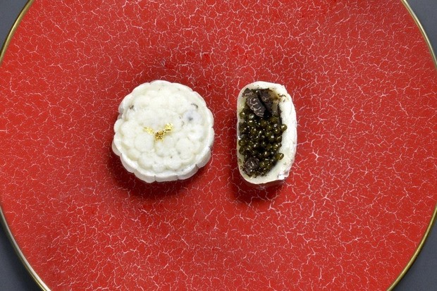 Bánh trung thu nhân trứng cá tầm và nấm truffle: Hơn 5,3 triệu đồng/4 bánh