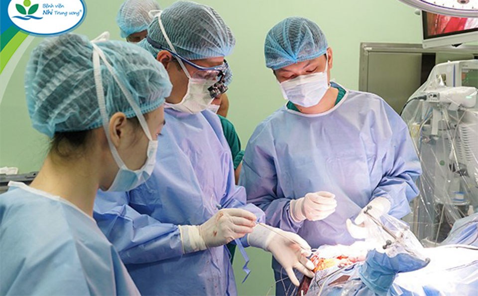 Ekip gồm các bác sĩ Bệnh viện Nhi Trung ương và chuyên gia Hoa Kỳ phẫu thuật đặt điện cực bề mặt vỏ não