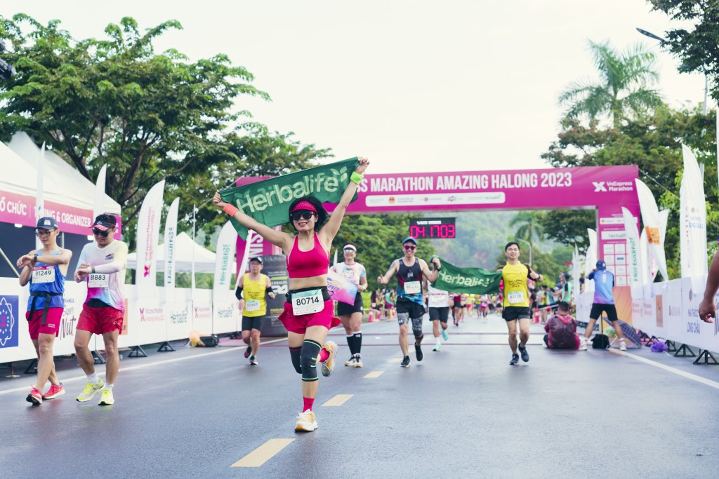 Giải chạy VnEpxress Marathon Amazing Hạ Long 2023 thu hút hơn 11.000 vận động viên