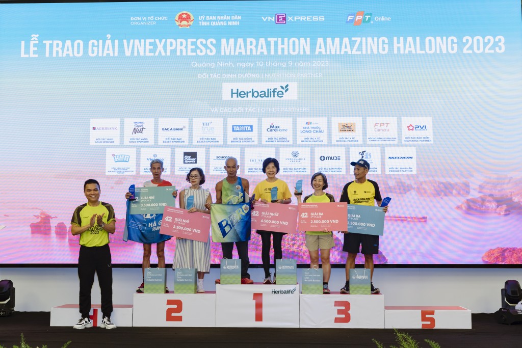 Giải chạy VnEpxress Marathon Amazing Hạ Long 2023 thu hút hơn 11.000 vận động viên