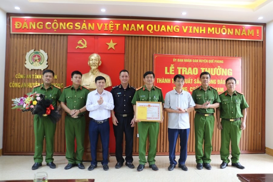 Đại diện UBND huyện Quế Phong khen thưởng cho các cá nhân, tập thể Công an huyện Quế Phong đạt thành tích xuất sắc trong phòng, chống tội phạm ma túy