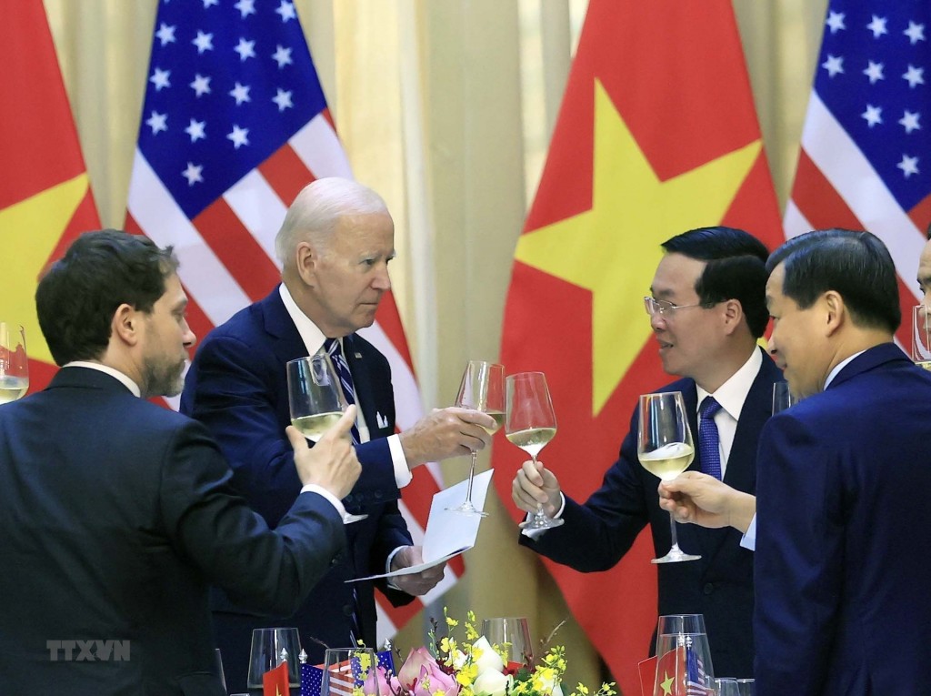 Chủ tịch nước Võ Văn Thưởng và Tổng thống Hoa Kỳ Joe Biden nâng ly chúc mừng. (Ảnh: Thống Nhất/TTXVN)