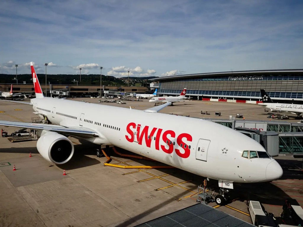 Máy bay Thụy Sĩ bỏ lại hành lý của khách khi cất cánh (Ảnh: Getty)