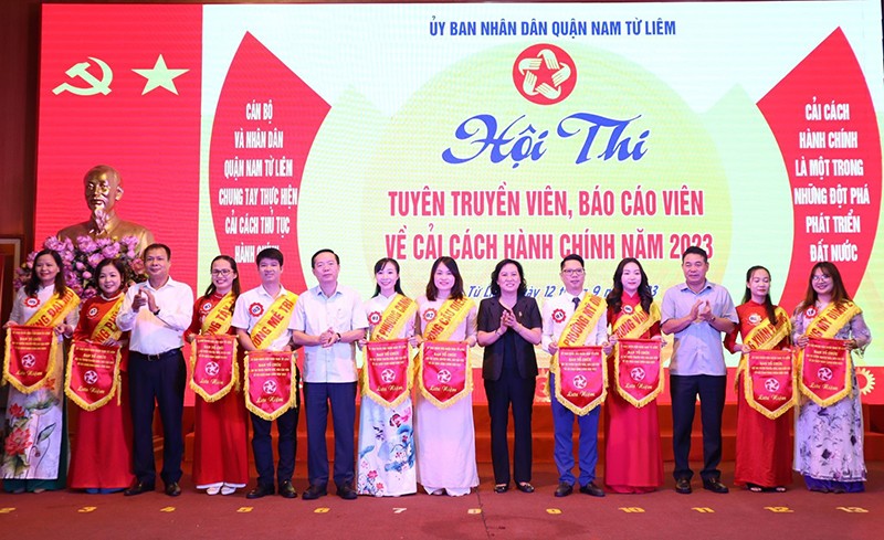 Lãnh đạo Sở Thông tin và Truyền thông Hà Nội cùng lãnh đạo quận Nam Từ Liêm trao cờ lưu niệm cho các đơn vị tham gia hội thi