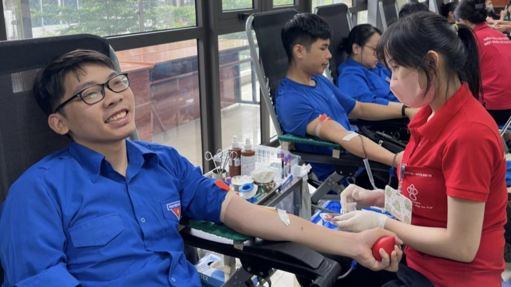 Đoàn viên, thanh niên quận Hai Bà Trưng tham gia hiến máu tình nguyện 