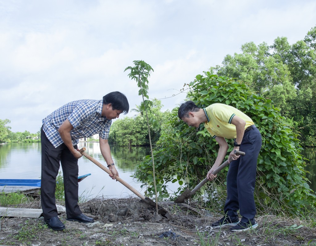 Phân bón Cà Mau nhộn nhịp ra quân trồng cây vì một cộng đồng xanh