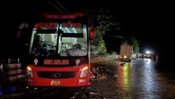 Kon Tum: Xe khách va chạm xe tải trong đêm, nhiều người bị thương