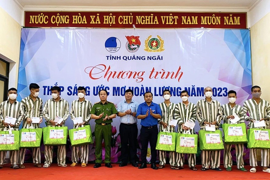 Ban tổ chức trao 20 suất quà trị giá 18 triệu đồng cho 20 phạm nhân cải tạo tốt tại Trại tạm giam Công an tỉnh Quảng Ngãi (Ảnh: tinhdoan.quangngai)
