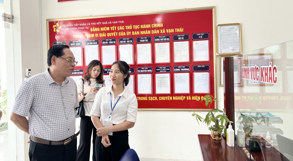 Đồng chí Đinh Ngọc Hùng - Phó Giám đốc Sở Nội vụ Hà Nội kiểm tra việc thực hiện 2 bộ quy tắc ứng xử tại huyện Ứng Hòa