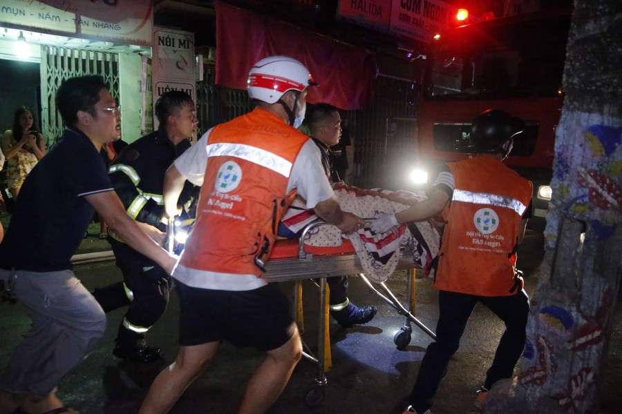 Các cán bộ, chiến sĩ cảnh sát PCCC và lực lượng y tế đã nỗ lực cứu nạn, cứu hộ người mắc kẹt trong vụ cháy chung cư mini ở phường Khương Đình (quận Thanh Xuân). 