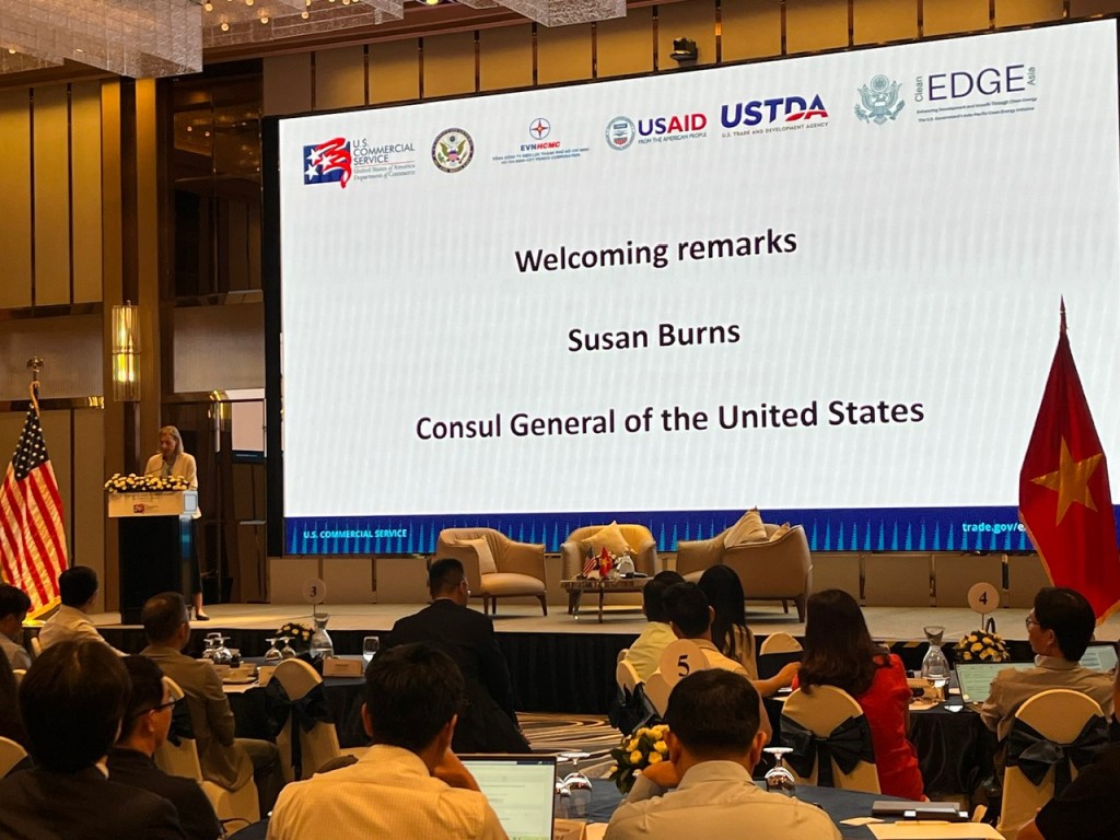 Bà Susan Burns – Tổng lãnh sự Hoa Kỳ tại TPHCM phát biểu khai mạc Hội thảo Công nghệ Năng lượng Sạch Hoa Kỳ-Việt Nam.