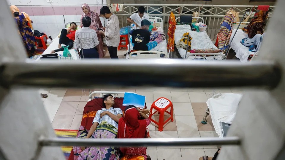 Bệnh nhân nhiễm sốt xuất huyết được điều trị tại Bệnh viện và Cao đẳng Y tế Mugda ở Dhaka, Bangladesh, ngày 7/8 (Ảnh: Reuters)