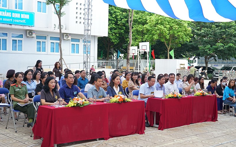 Đại diện lãnh đạo Sở Nội vụ Hà Nội, lãnh đạo UBND quận Nam Từ Liêm cùng các thí sinh dự lễ khai mạc kỳ tuyển dụng viên chức