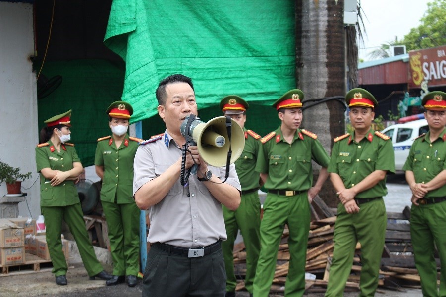 Chấp hành viên đọc Quyết định cưỡng chế