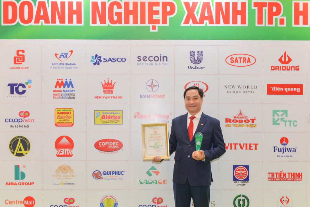 Ông Nguyễn Thanh Nhã - Phó Tổng Giám đốc, đại diện EVNHCMC nhận giải thưởng tại buổi Lễ trao giải Doanh nghiệp Xanh năm 2023