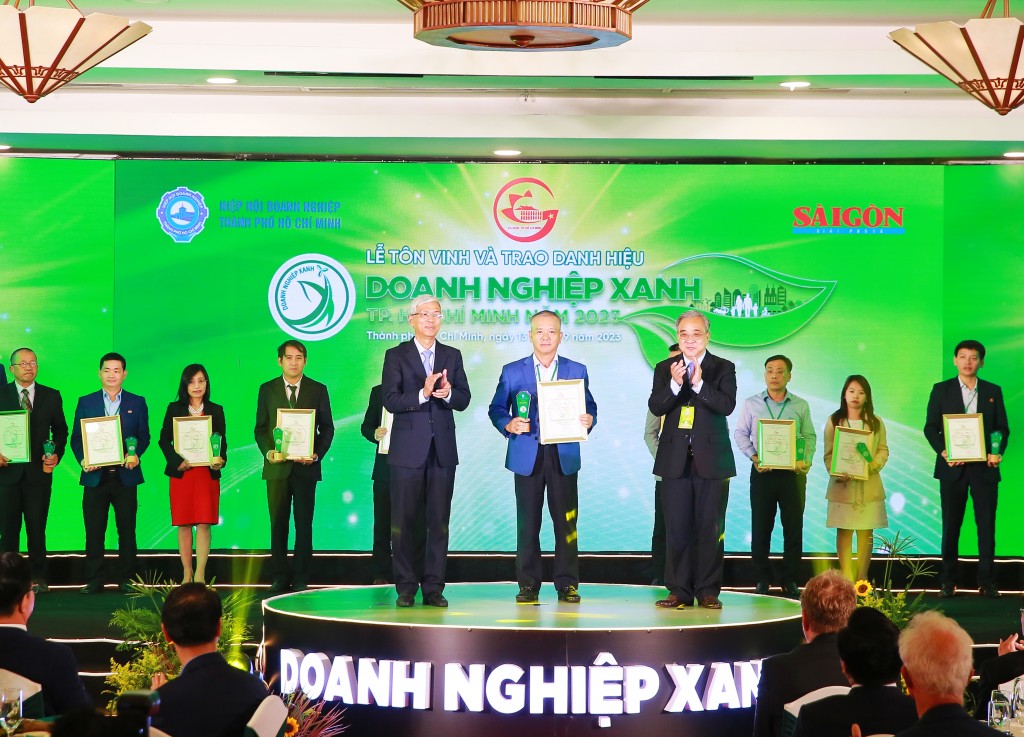 Giải thưởng nhằm tôn vinh, khen thưởng, khuyến khích các doanh nghiệp không gây ra tác động tiêu cực đến môi trường, cộng đồng hay nền kinh tế; Quan tâm bảo vệ nguồn tài nguyên thiên nhiên, liên tục cải thiện cách tiếp cận để hướng tới sự bền vững và giảm thiểu ảnh hưởng đến môi trường; Hoạt động có trách nhiệm, tập trung vào việc thực hiện những quy tắc, thông lệ có lợi cho người lao động và cộng đồng. Đồng thời, có hoạt động quảng bá, nâng cao tính cạnh tranh, hội nhập kinh tế quốc tế.     SacÔng Phan Đình Tuệ - Thành viên HĐQT Sacombank nhận giải thưởng “Doanh nghiệp xanh TP.HCM năm 2023” từ đại diện Ban tổ chức