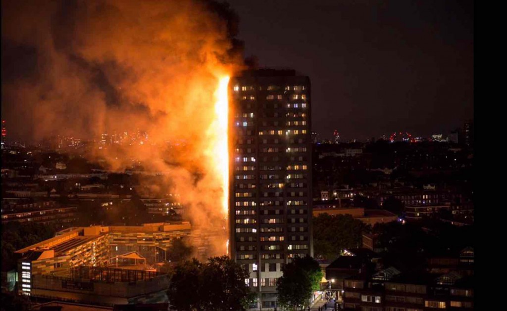 Ngọn lửa xuất hiện tại tháp chung cư Grenfell 24 tầng, quận White City, London, vào sáng sớm nay, theo Guardian. Lực lượng cứu hỏa nhận cuộc gọi đầu tiên lúc 1h16 (Ảnh: Reuters)