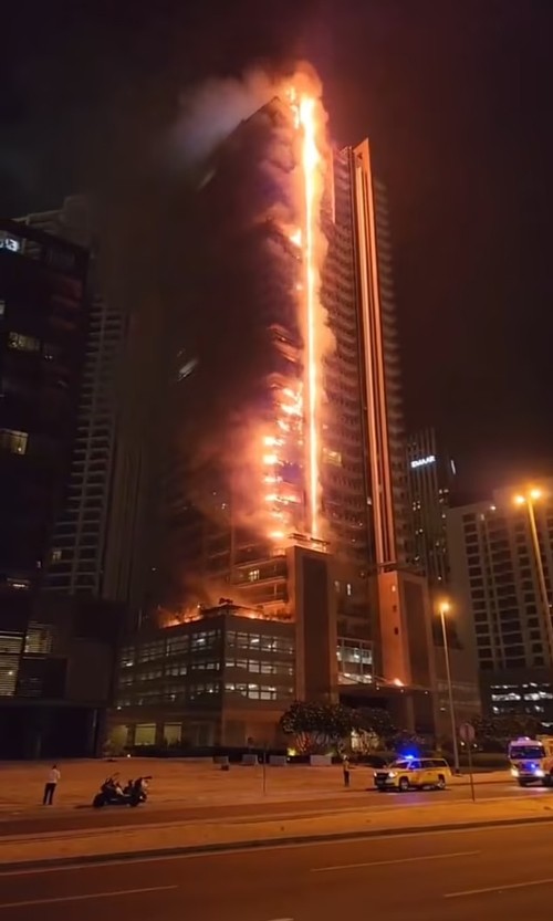Tòa chung cư ở Dubai bốc cháy giữa đêm. Ảnh: Twitter