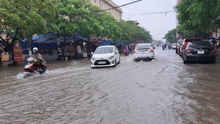 Nhiều tuyến phố úng ngập, tắc đường cục bộ sau cơn mưa lớn kéo dài