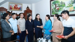 Lãnh đạo TP Hà Nội thăm hỏi, trao quà hỗ trợ nạn nhân vụ cháy tại phường Khương Đình
