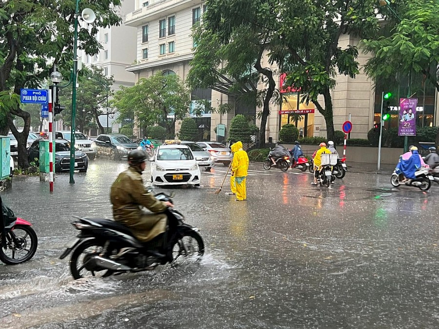 Đến thời điểm 9h đã xảy ra úng ngập tại ngã tư phố Phan Bội Châu - Lý Thường Kiệt