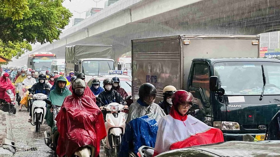 tại đường Nguyễn Xiển (Thanh Xuân), thời điểm 8h30, ùn tắc kéo dài gần 1km