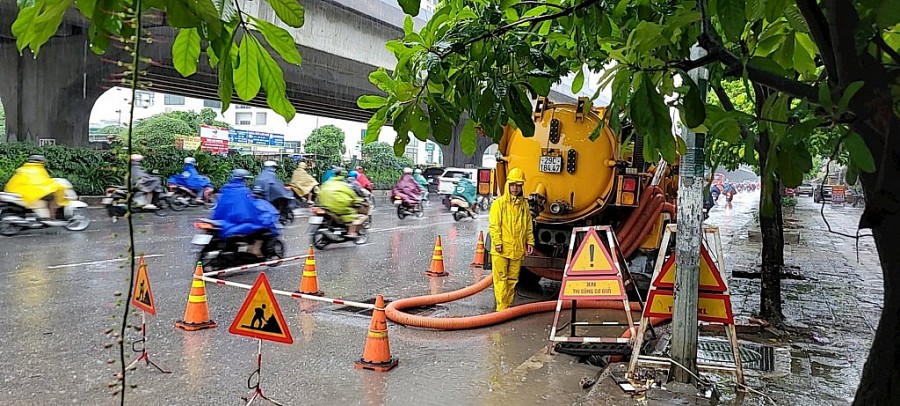 Nhiều tuyến phố úng ngập, tắc đường cục bộ sau cơn mưa lớn kéo dài