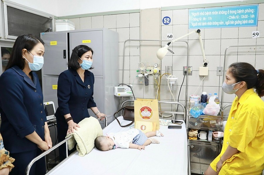 Phó Bí thư Thường trực Thành ủy Nguyễn Thị Tuyến cùng đoàn thăm hỏi các nạn nhân đang điều trị tại Khoa Nhi - Bệnh viện Bạch Mai