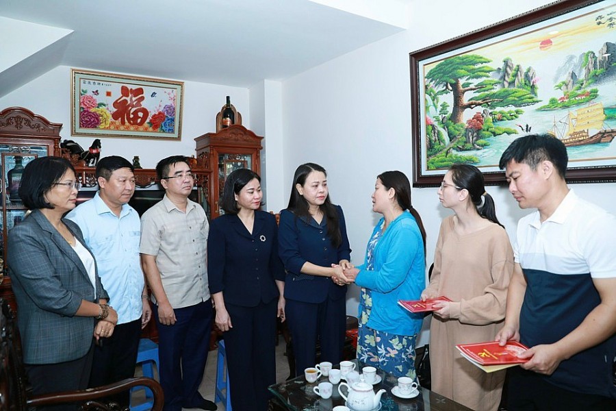 Lãnh đạo TP Hà Nội thăm hỏi, trao quà hỗ trợ nạn nhân vụ cháy tại phường Khương Đình