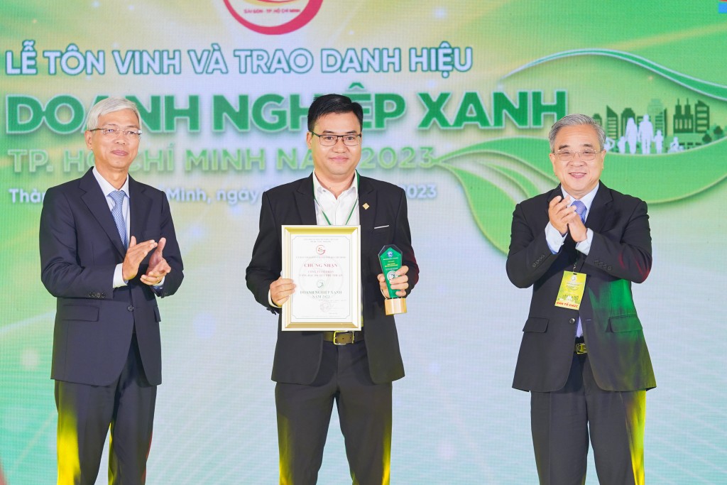 Ông Đào Trung Kiên - Thành viên Hội đồng quản trị, Giám đốc Cao cấp - Vận hành PNJ đại diện doanh nghiệp đón nhận danh hiệu từ UBND TP HCM