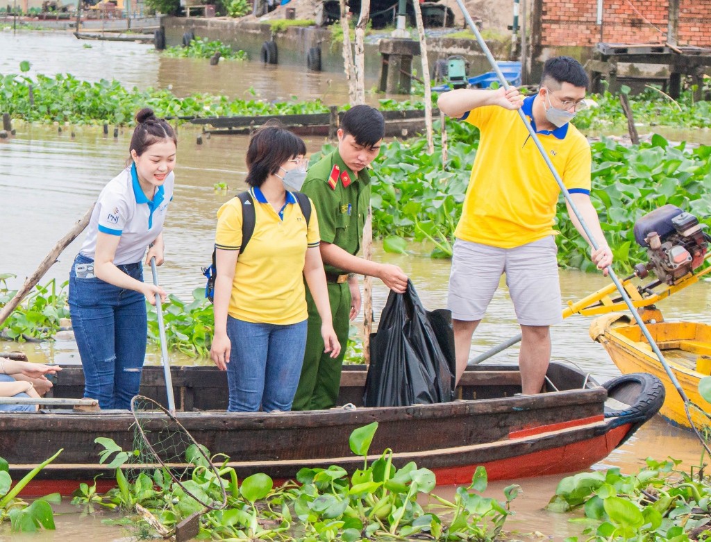 PNJ cùng người dân địa phương các tỉnh miền Tây Nam Bộ tham gia rớt rác trên sông (Ảnh Ngọc Long)