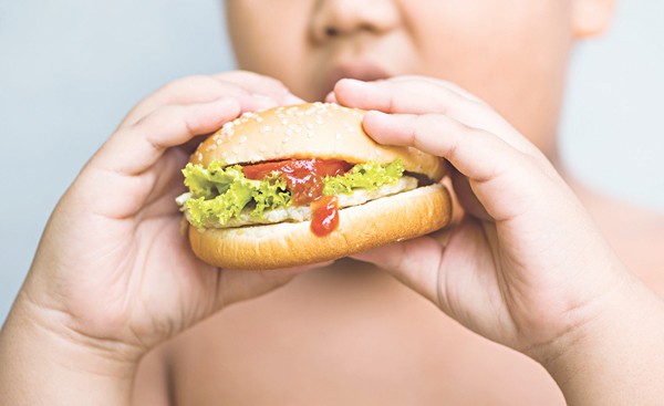 Trẻ béo phì cần hạn chế tối đa thức ăn nhanh, các loại quà vặt bày bán tại cổng trường