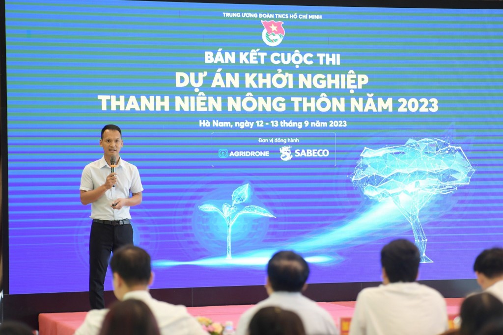 Thanh niên khởi nghiệp trình bày về ý tưởng và mô hình kinh doanh tại vòng bán kết khu vực miền bắc Cuộc thi “Dự án khởi nghiệp thanh niên nông thôn” năm 2023