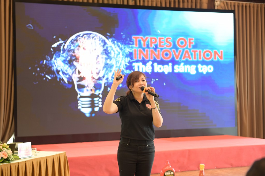 Bà Venus Teoh Kim Wei - Phó Tổng Giám đốc phụ trách Marketing và Truyền thông SABECO đưa ra chia sẻ thiết thực cho thanh niên khởi nghiệp tại Hội nghị tập huấn Bồi dưỡng Kiến thức về Khởi nghiệp, Chuyển đổi số ở Hà Nam