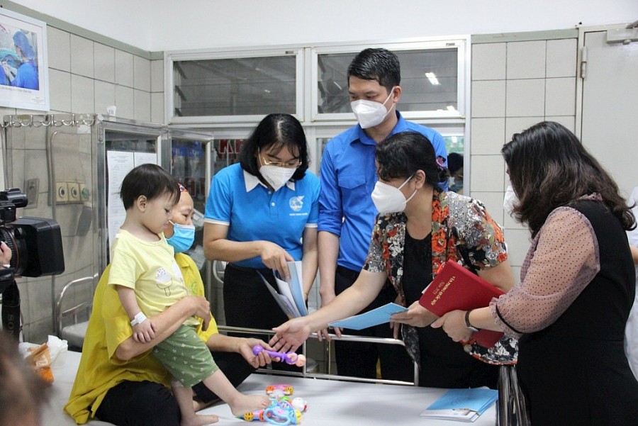 Phó Chủ tịch Thường trực Hội Liên hiệp phụ nữ thành phố Hà Nội Nguyễn Thị Thu Thủy thăm hỏi các bệnh nhi của vụ cháy
