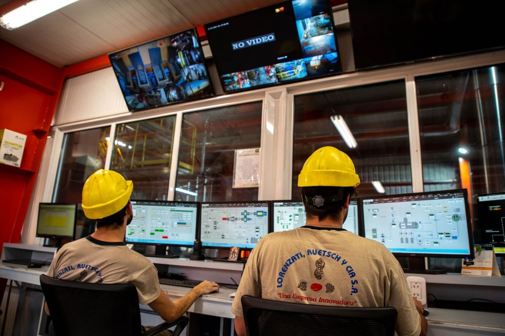 Công nhân làm việc tại nhà nhà máy điện sinh khối Ticino, nơi sản xuất điện từ vỏ đậu phộng (Ảnh: El Paris)