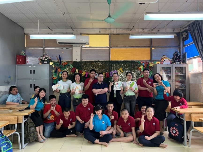 Thành viên độc lập và nhân viên Herbalife Việt Nam đến thăm các em nhỏ tại Trung tâm Hỗ trợ phát triển giáo dục hòa nhập Đà Nẵng và trường Tiểu học Bình Minh (Hà Nội)