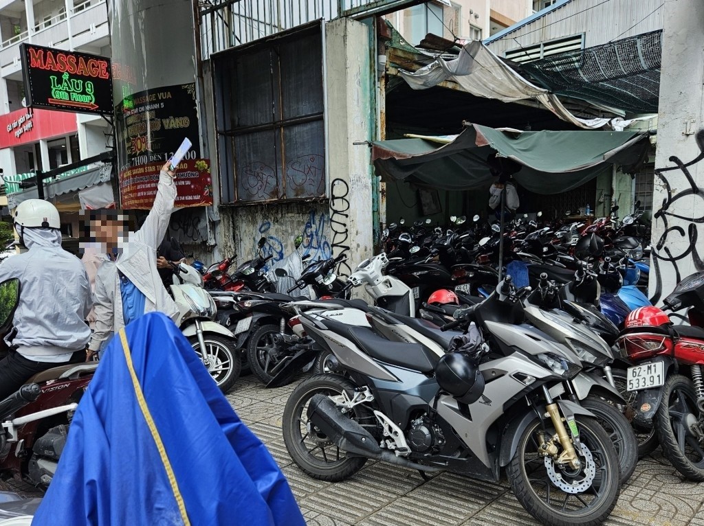 Bãi xe trên đường Nguyễn Thị MInh Khai chiếm dụng cả vỉa hè làm chỗ giữ