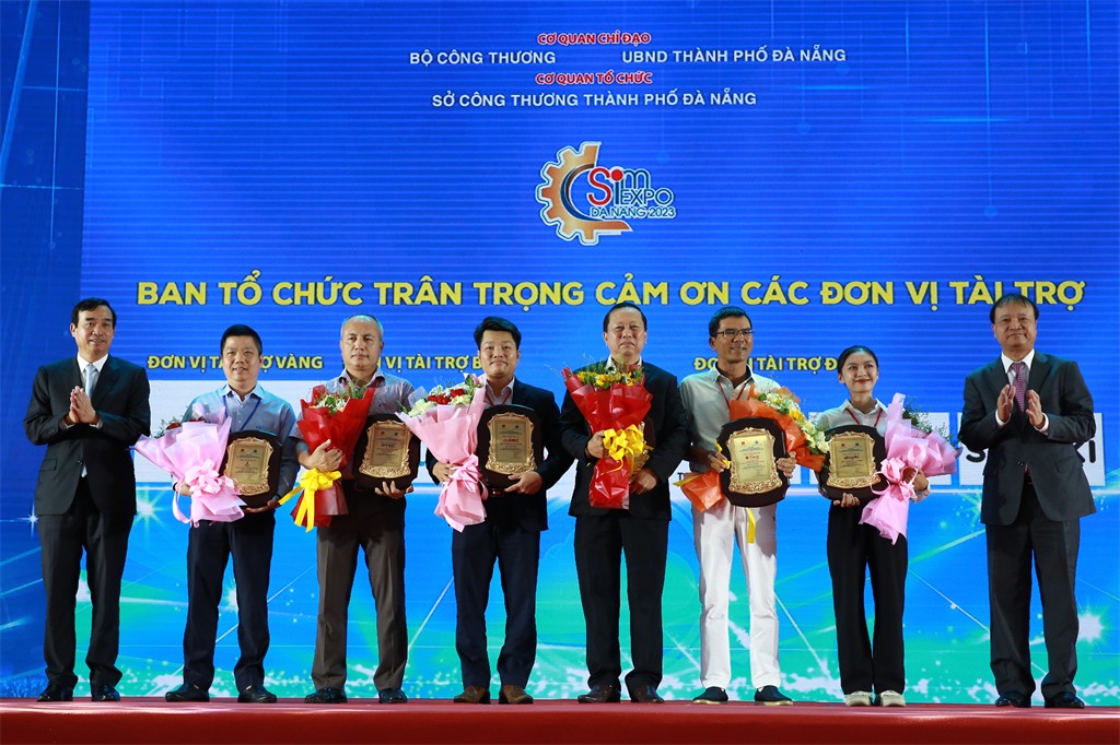 Ông Bùi Xuân Dương - Chánh Văn phòng Công ty BSR nhận biểu trưng từ Ban Tổ chức. BSR là đơn vị tài trợ vàng cho triển lãm