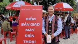 Đà Nẵng: Trao tặng 50 điện thoại thông minh trị giá 100 triệu đồng cho đồng bào Cơ Tu