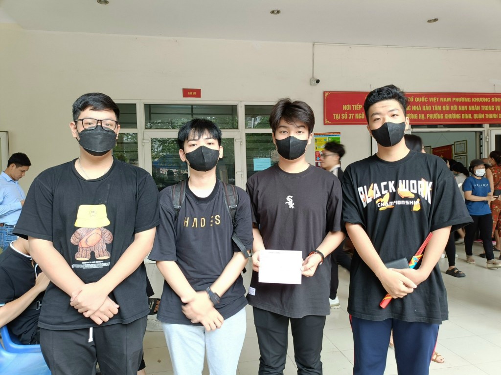 Nhóm của bạn Anh Huy đến trụ sở phường Khương Đình để ủng hộ tiền mặt hỗ trợ các nạn nhân vụ cháy