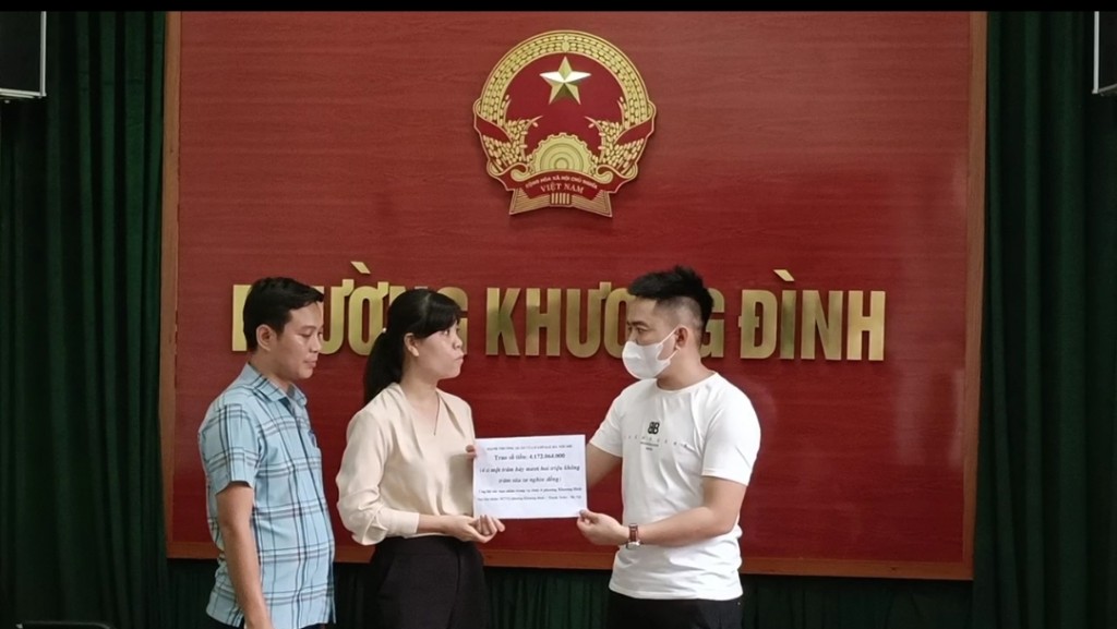 UB MTTQ Việt Nam phường Khương Đình (quận Thanh Xuân, Hà Nội) tiếp nhận số tiền ủng hộ các nạn nhân vụ cháy từ đại diện các mạnh thường quân fanpage Hà Nội 24H
