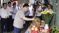 Chủ tịch Quốc hội thắp hương tưởng nhớ nạn nhân vụ cháy chung cư mini ở Thanh Xuân