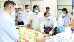 Thứ trưởng Bộ Y tế Trần Văn Thuấn thăm bệnh nhân nặng vụ cháy chung cư mini