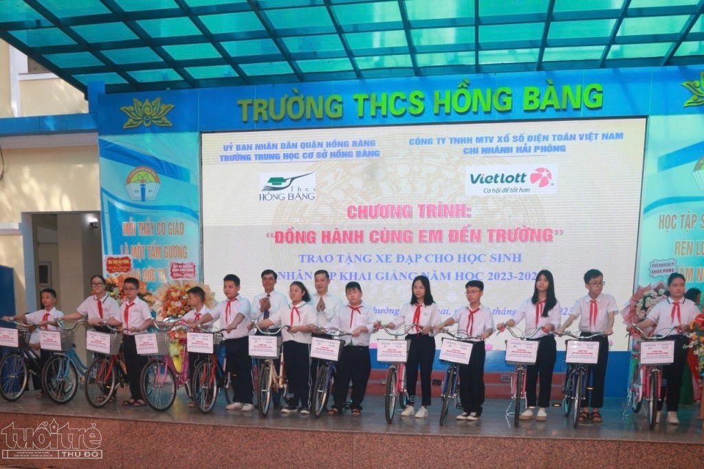 Ô Phạm Văn Đoan, Phó BT Quận ủy, Chủ tịch UBND quận tặng quà cho học sinh có hoàn cảnh khó khăn của trường THCS Hồng Bàng trong Lễ Khai giảng năm học mới.