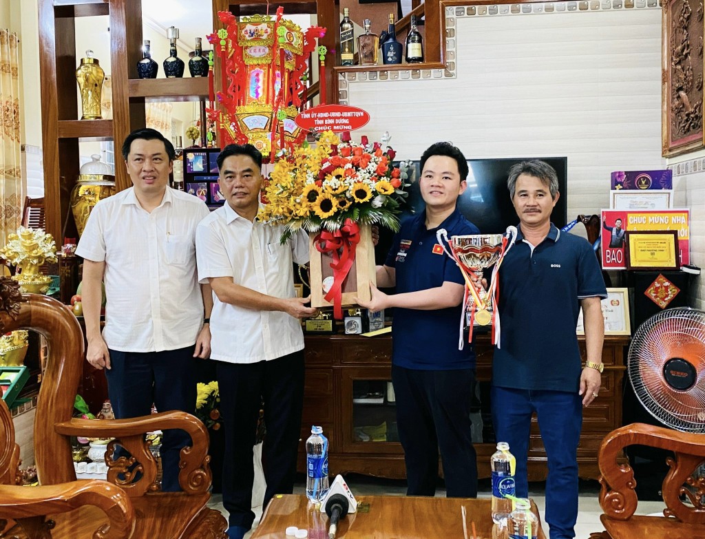 Ông Nguyễn Lộc Hà - phó chủ tịch UBND tỉnh Bình Dương và ông Cao Văn Chóng - phó giám đốc sở VH-TT&DL thay mặt lãnh đạo tỉnh Bình Dương chúc mừng Bao Phương Vinh